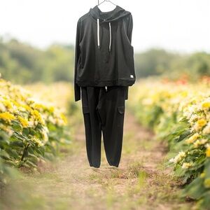 VUORI PERFORMANCE Hoodie and Jogger SET CHARCOAL SIZE TOP M BOTTOM S